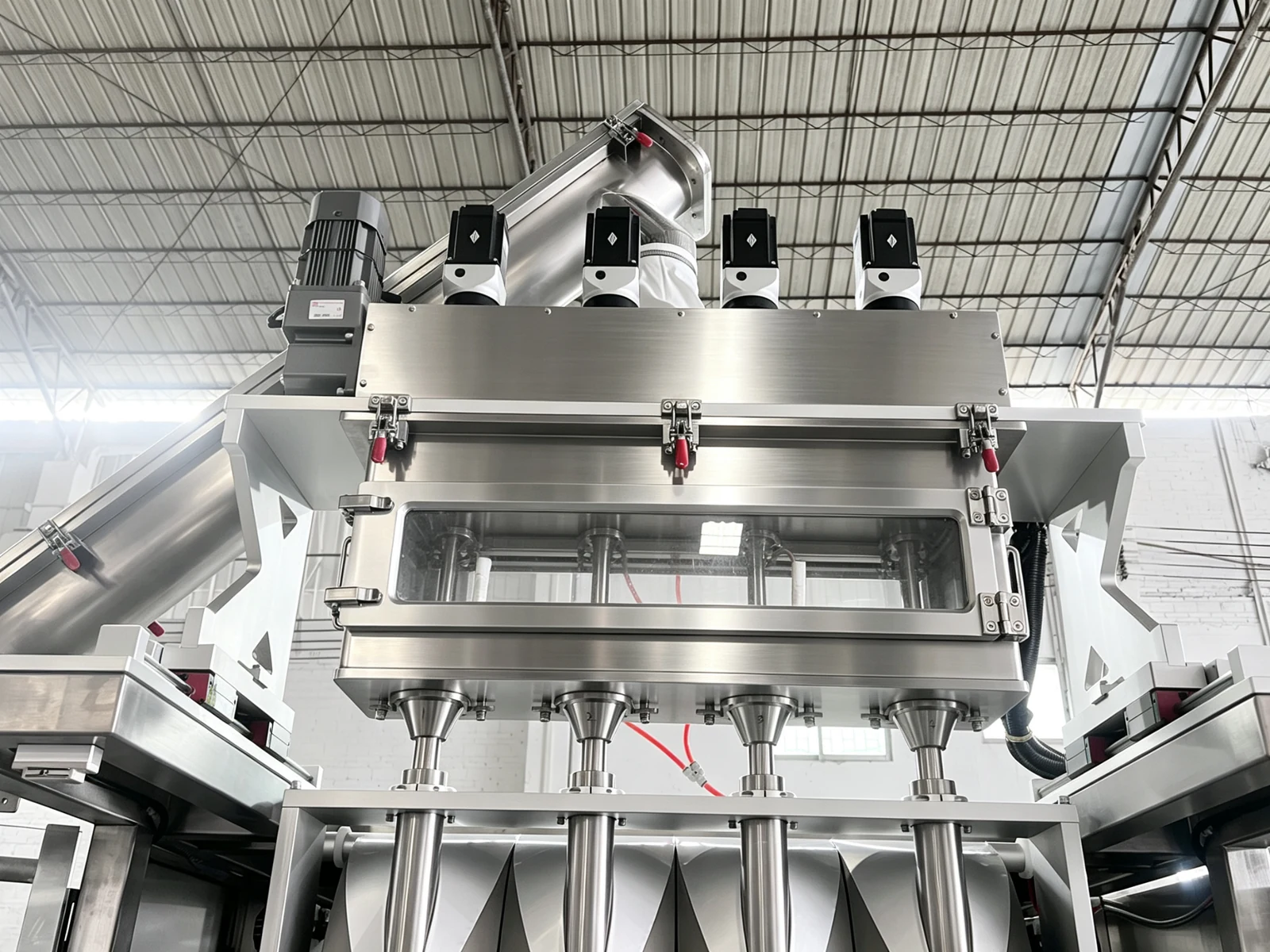 Powder-machine hopper, drive motors and repeated filling outlets